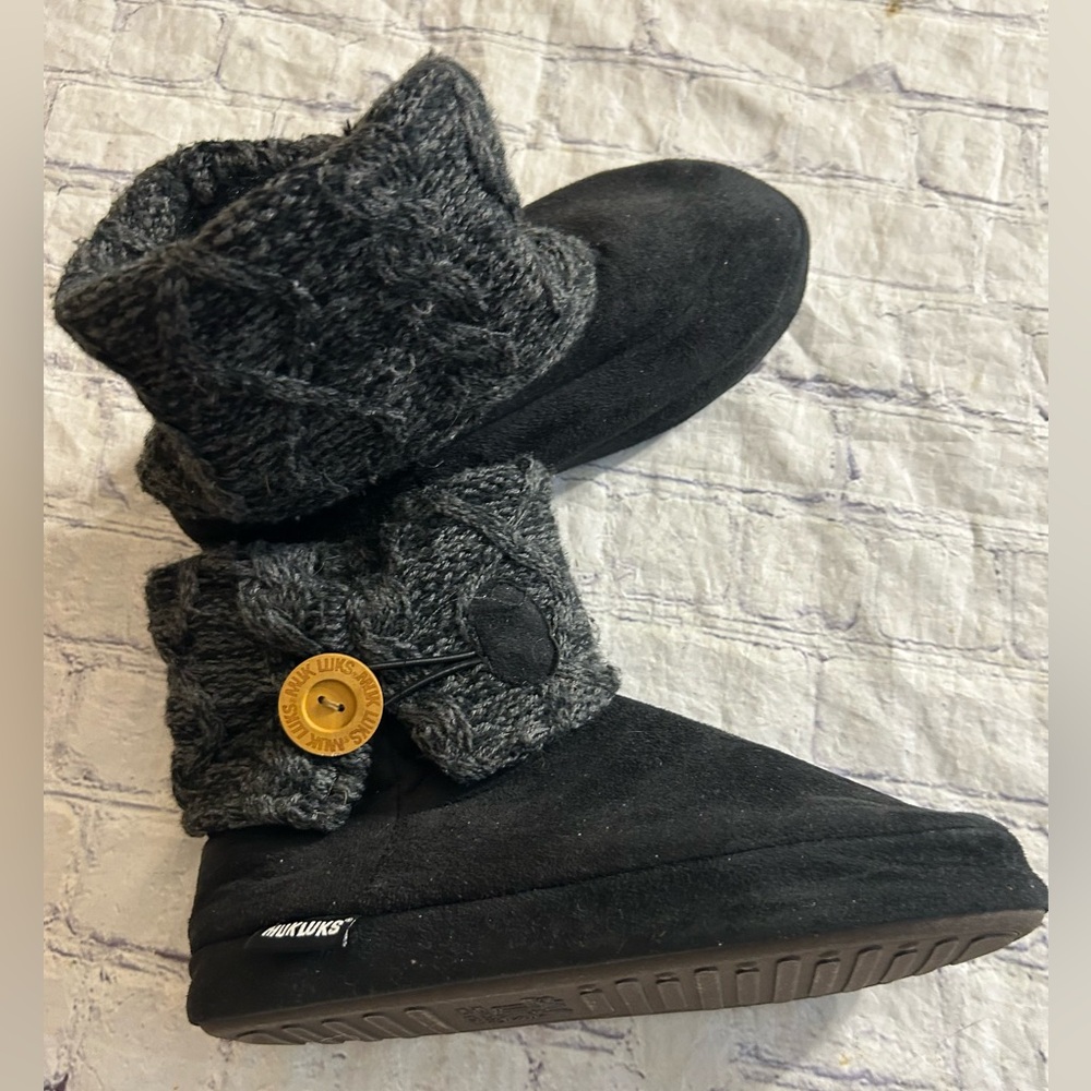 MUK LUKS BLACK WITH GREY KNIT BUTTON GRIP SOLE WOMEN’S ANKLE SLIPPERS M(7-7.5)